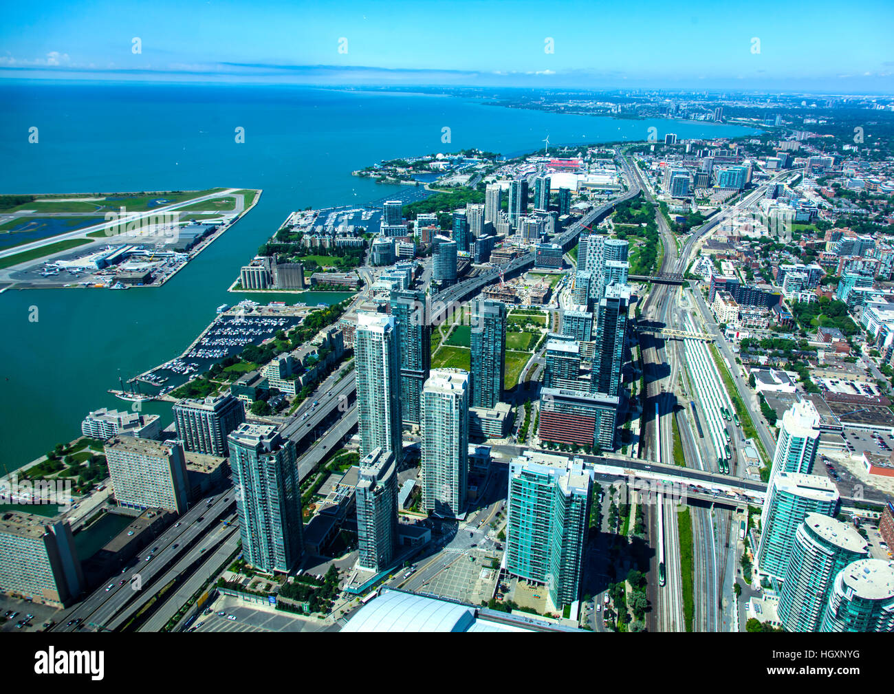 Billy Bishop Toronto City Airport y waterfrontseen desde la torre CN Foto de stock