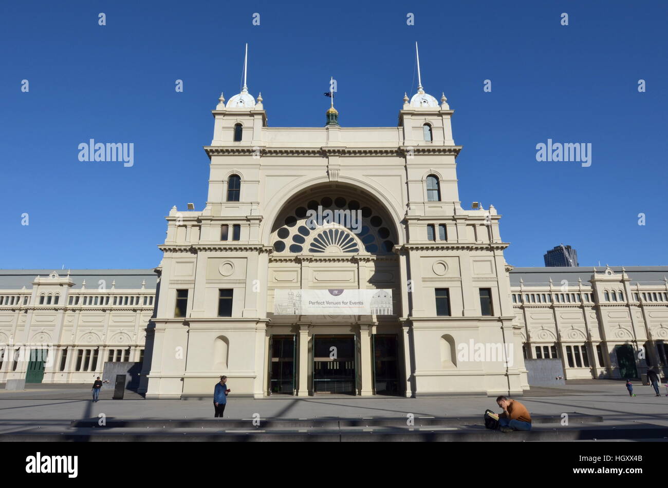 Lateral del Palacio Real de Exposiciones en un día soleado, en Melbourne, Australia Foto de stock