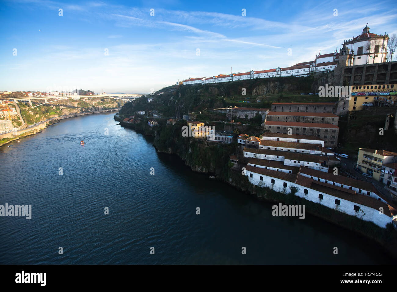 Vista lateral de Villa Nova de Gaia en el río Duero, Oporto, Portugal. Foto de stock