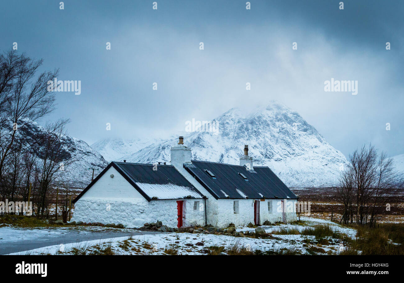 Los inviernos una cabaña en glencoe en Escocia Foto de stock