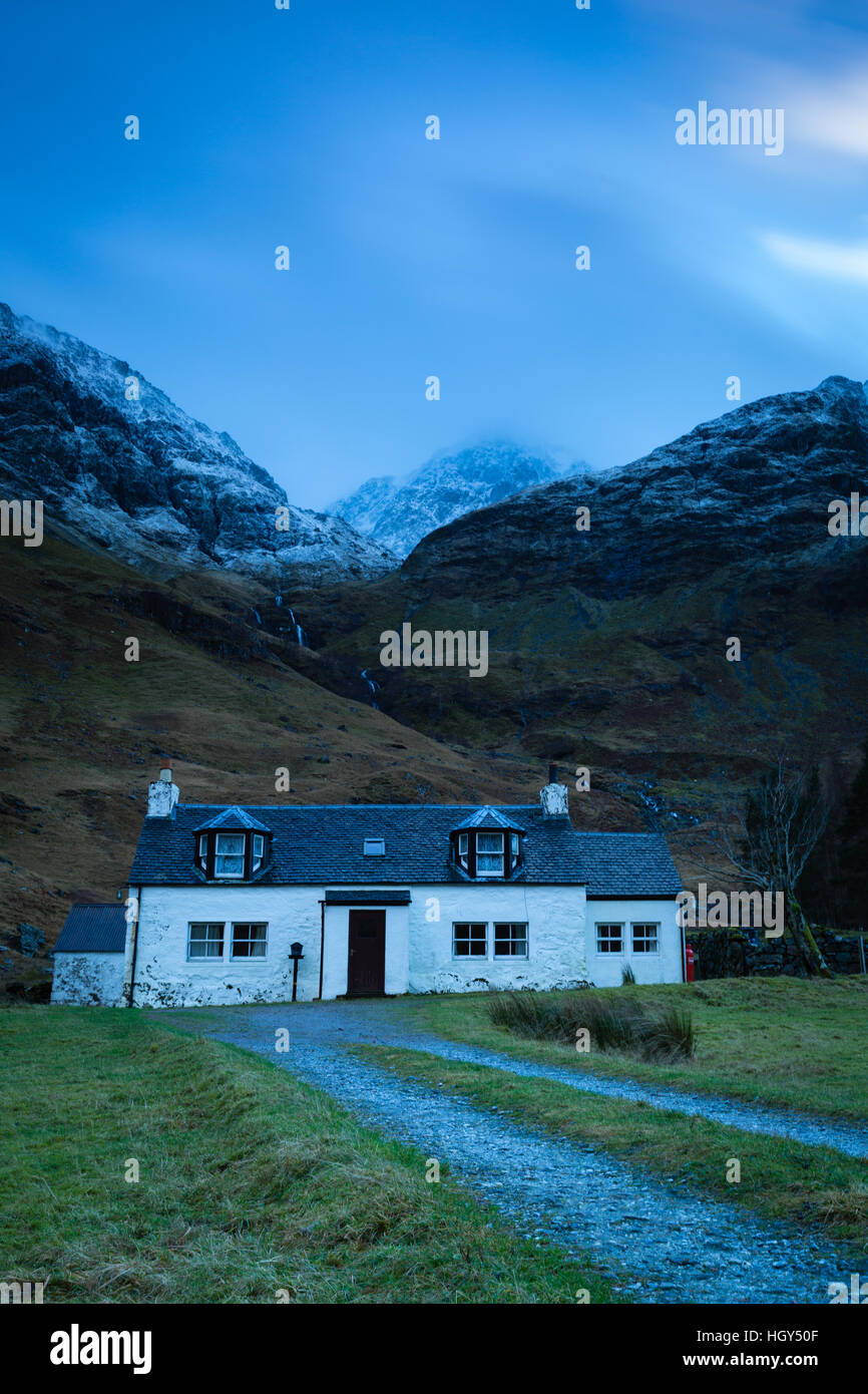 Los inviernos una cabaña en glencoe en Escocia Foto de stock