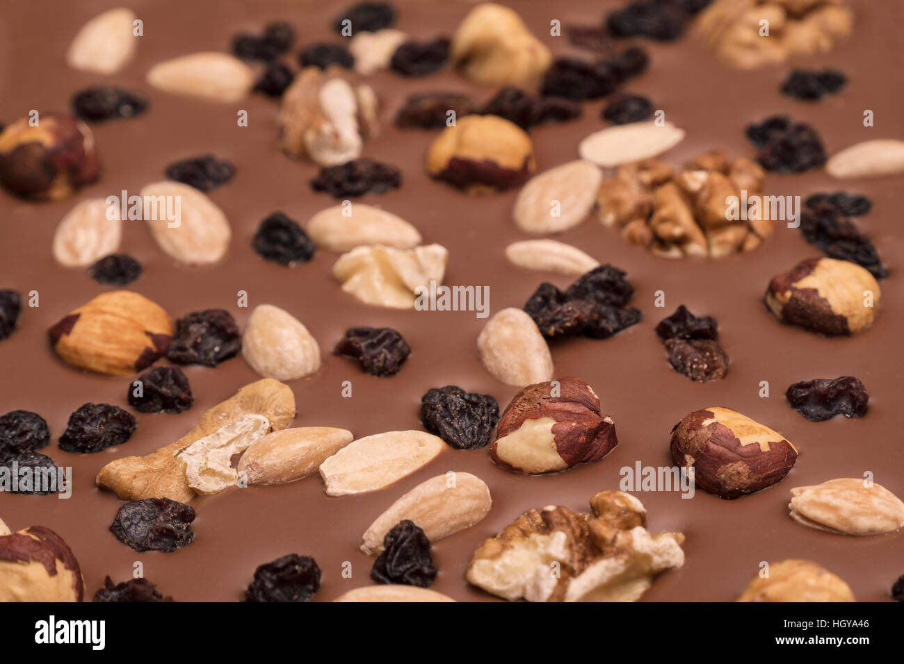 Fondo de chocolate con nueces y pasas - Enfoque selectivo Foto de stock