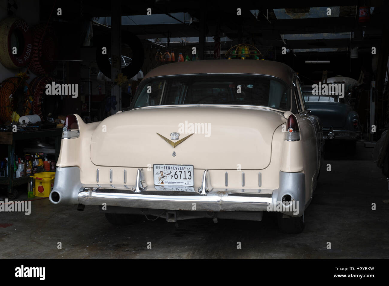 Coches clásicos Americanos (Cadillac) en garaje, Memphis, Tennessee, EE.UU. Foto de stock