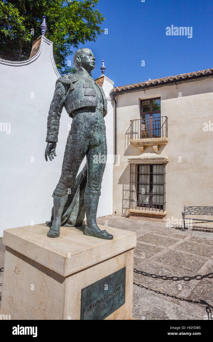 España, Andalucía, provincia de Málaga, Ronda, escultura del famoso torero Antonio Ortonez, hijo del legendario Cayeatano Ordóñez Foto de stock