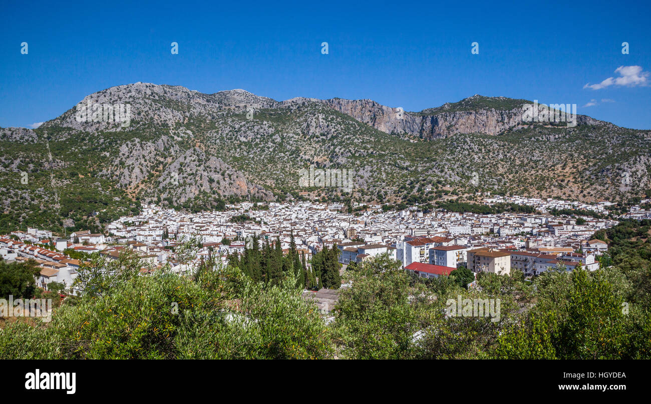 España, Andalucía, provincia de Cádiz, la ciudad blanca de Ubique al pie de la Sierra de Ubrique, visto desde el Mirador de Las Cumbres Foto de stock