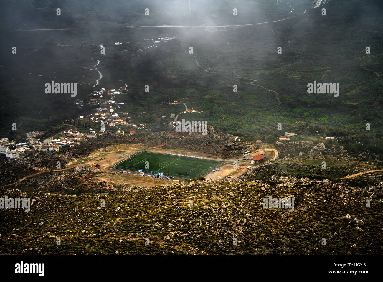 Cancha de fútbol en la meseta de la montaña. Gergeri pueblo en Creta (Grecia). Antes del comienzo del partido, durante un día lluvioso. Foto de stock