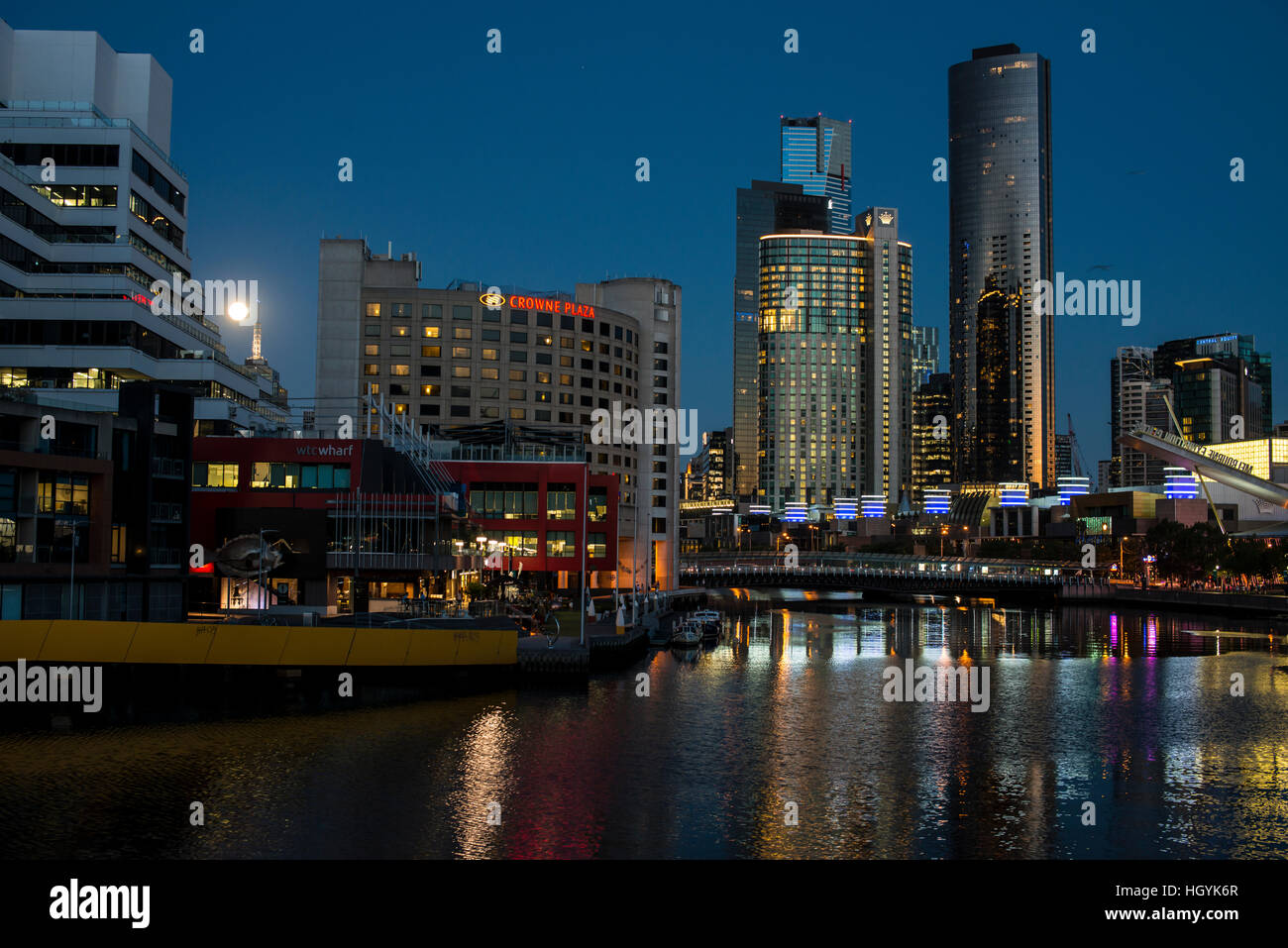 Río Yarra, Melbourne, en la noche Foto de stock