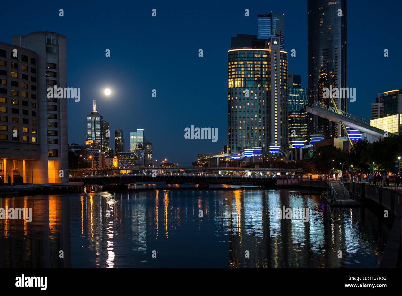 Río Yarra, Melbourne, en la noche Foto de stock