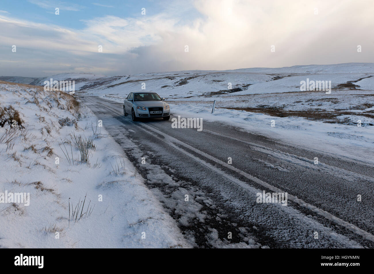 Valle de Elan, Powys, Gales, Reino Unido. 13 Enero, 2017. El fuerte viento provoca la deriva de la nieve sobre la carretera de montaña en el valle de Elan en Powys, Gales, Reino Unido. © Graham M. Lorenzo/Alamy Live News. Foto de stock