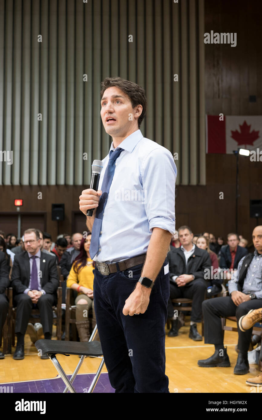London, Ontario, Canadá, 13 de enero, 2017. Justin Trudeau, primer ministro de Canadá, participa en un ayuntamiento de Q&A en el Alumni Hall de Londres, la Universidad de Western Ontario. Londres fue uno de sus paradas como parte de su tour de cross-country. Crédito: Rubens Alarcon/Alamy Live News Foto de stock