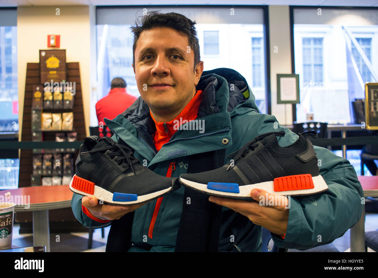 Nueva York, Nueva York, Estados Unidos. 14 ene, 2017. Las nuevas zapatillas  de Adidas OG NMD Foto por John M. Mantel, Enero 14, 2017. © John Marshall  Mantel ZUMA/Cable/Alamy Live News Fotografía