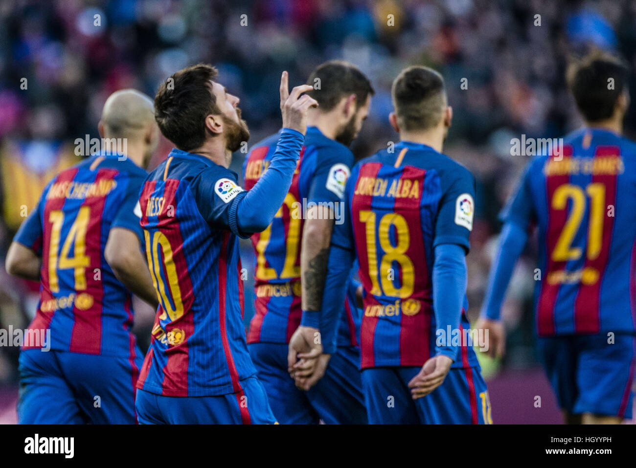 Barcelona, Cataluña, España. 14 ene, 2017. Avance del FC Barcelona Messi  celebra su gol con sus compañeros durante el LaLiga partido entre el FC  Barcelona y la UD Las Palmas en el