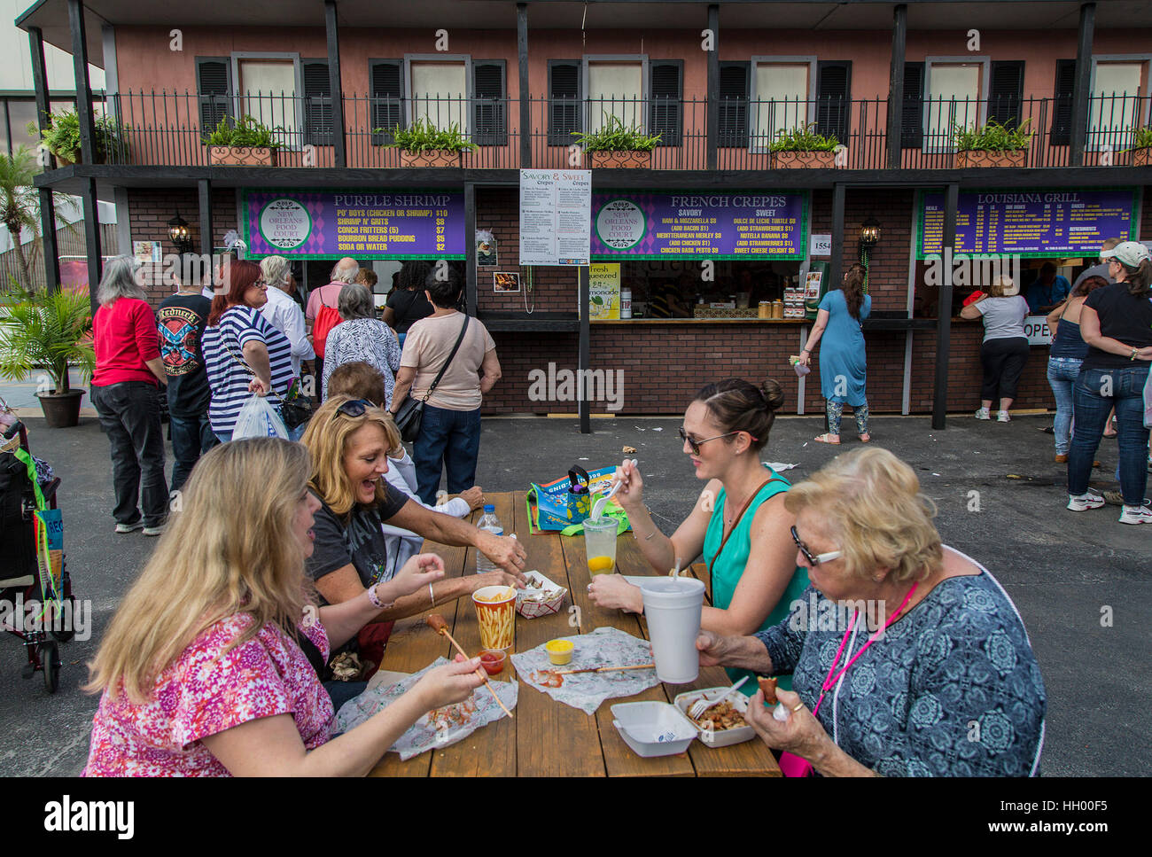 El condado de Palm Beach, Florida, USA. 13 ene, 2017. La gente come en un restaurante estilo Nueva Orleans en la Feria del sur de la Florida, 13 de enero de 2017. Crédito: Greg Lovett/El Palm Beach Post/Zuma alambre/Alamy Live News Foto de stock