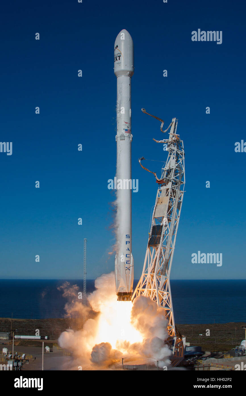 Los Angeles, Estados Unidos. 15 Enero, 2017. SpaceX Falcon 9 despega desde el Complejo de Lanzamiento Espacial 4E en la base de la Fuerza Aérea Vandenberg en California, Estados Unidos, 14 de enero del 2017. Crédito: Xinhua/Alamy Live News Foto de stock