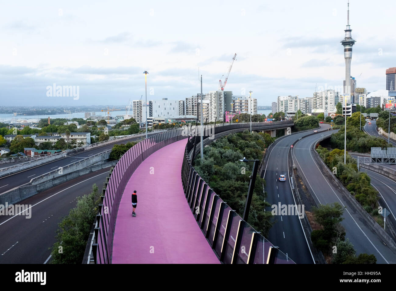 El Nelson Street Cycleway vinculando la parte superior Queen Street Bridge y la Quay Street en Auckland, Nueva Zelanda. Foto de stock
