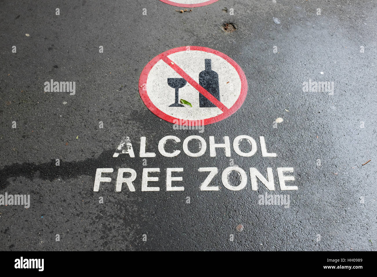 Un cartel en una ruta que indica una zona libre de alcohol. Foto de stock