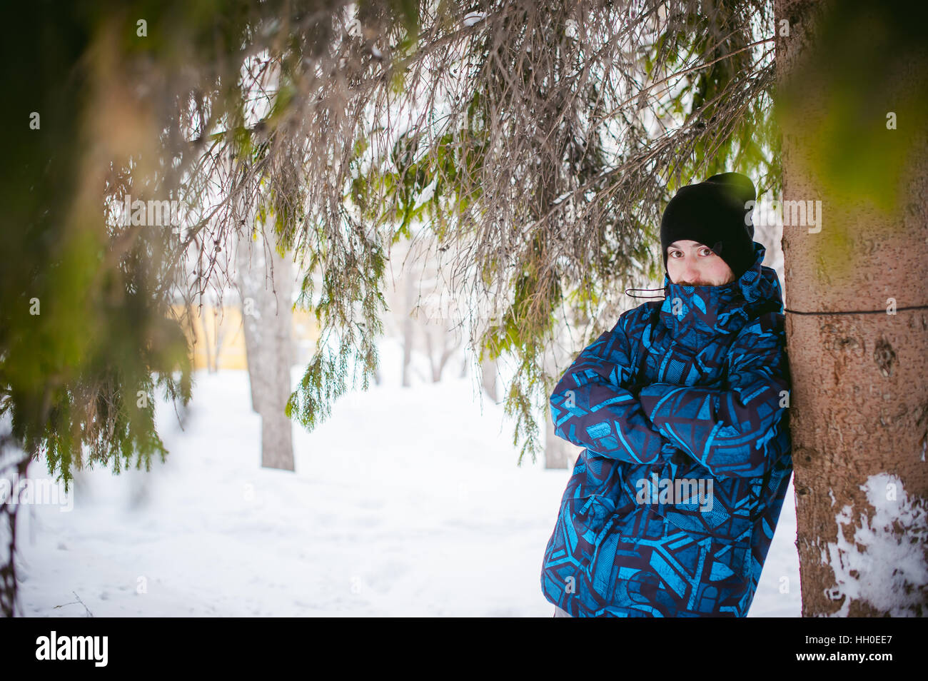 Los hombres caminan en Winter Park. chico con buen humor y sonrisa, ropa de abrigo, paseos al aire libre Foto de stock