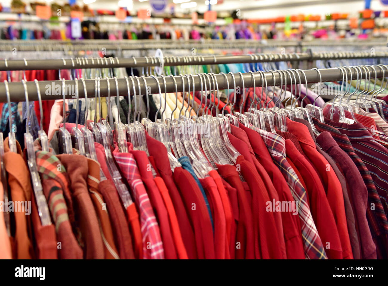 Rack de coloridas camisas de mujer a la venta en la tienda Foto de stock