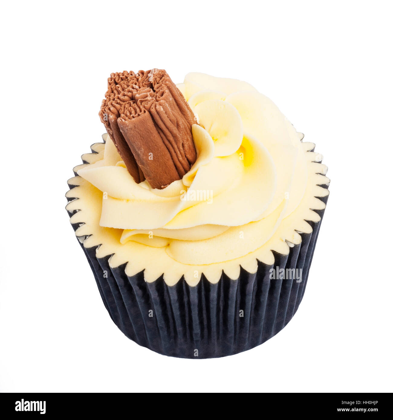 Un hogar hecho cupcake de vainilla sobre un fondo blanco. Foto de stock