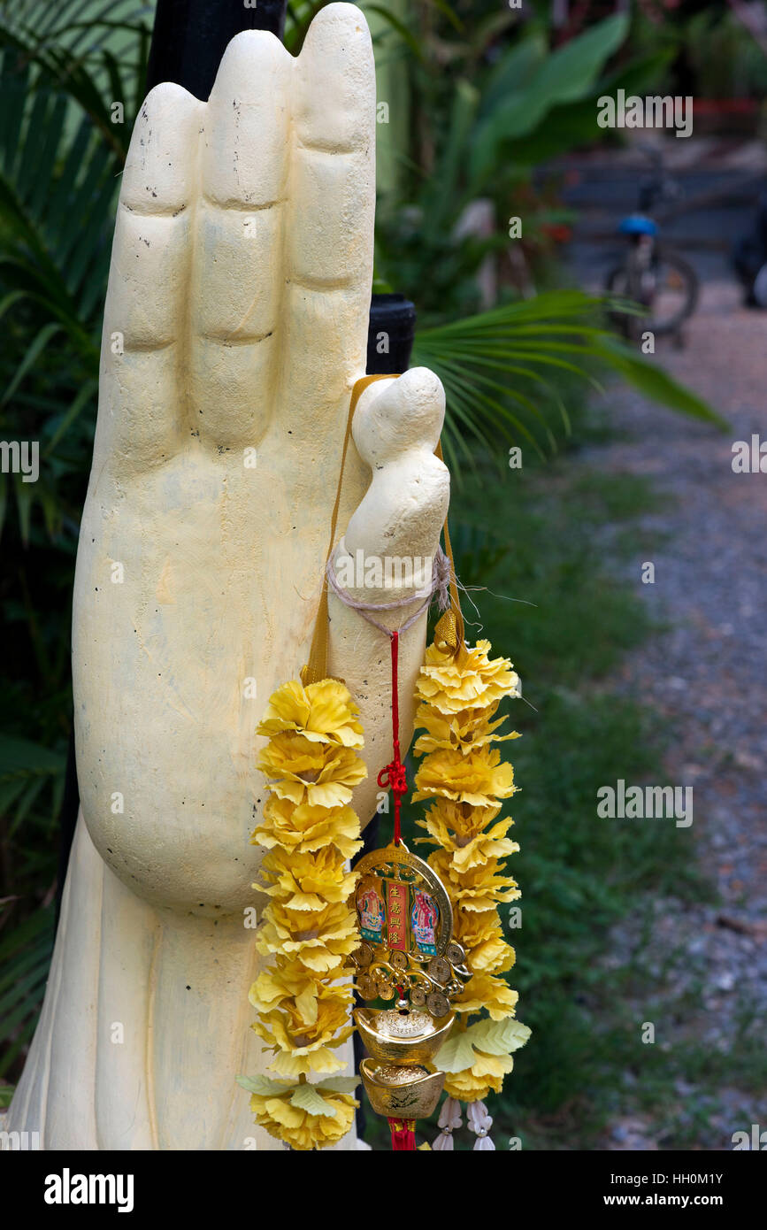 Amuletos para la buena suerte mano colgando de una estatua. Koh Lanta. Krabi. Tailandia. Asia. Ko Lanta es técnicamente llamada Ko Lanta Yai, el mayor de 52 islan Foto de stock