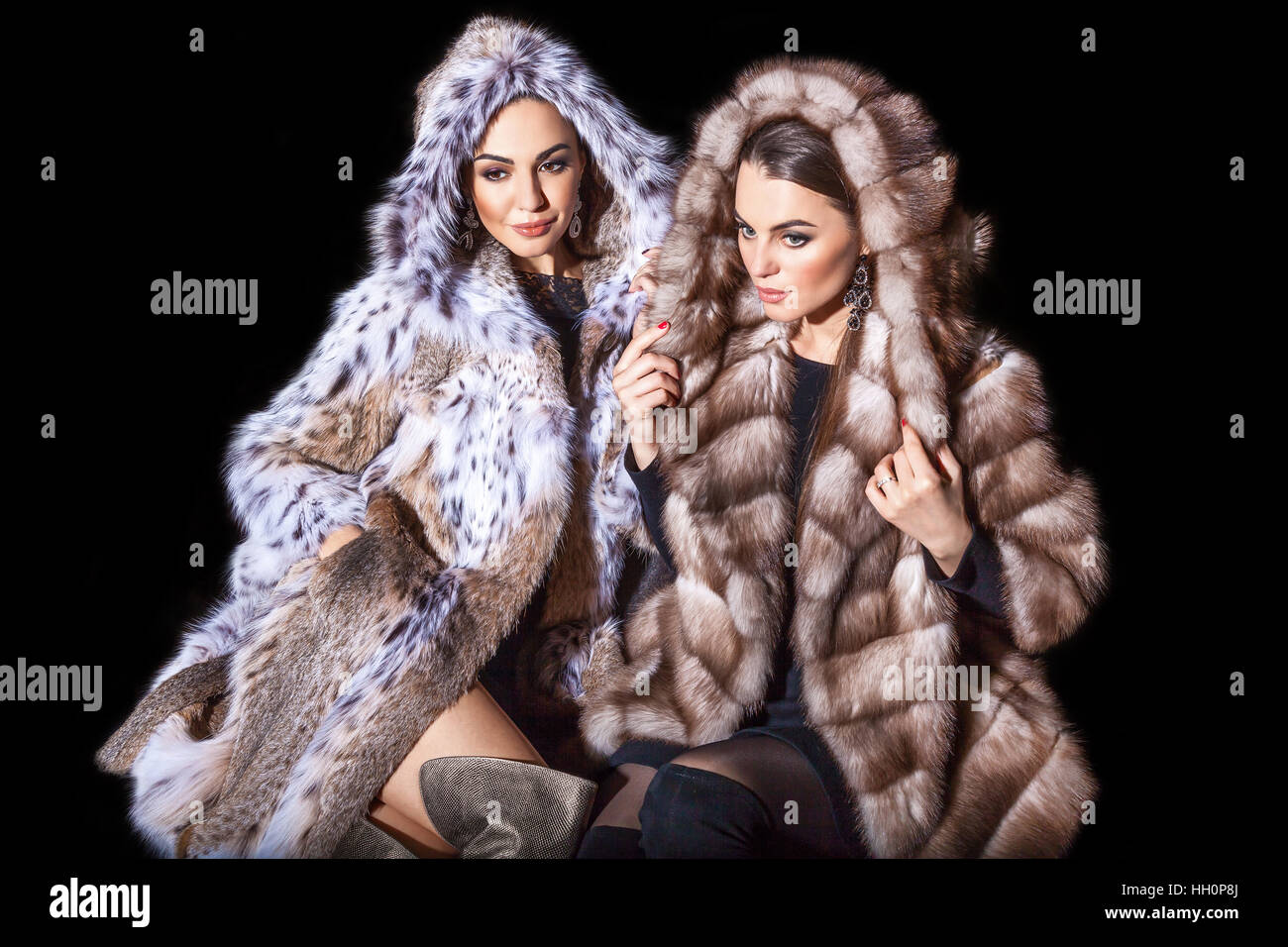 Ucrania, Kiev, 20 de diciembre de 2016 mujeres en abrigos de piel. Dos bellas y jóvenes modelos posando en los abrigos de piel del lince ibérico y el visón. Foto de stock