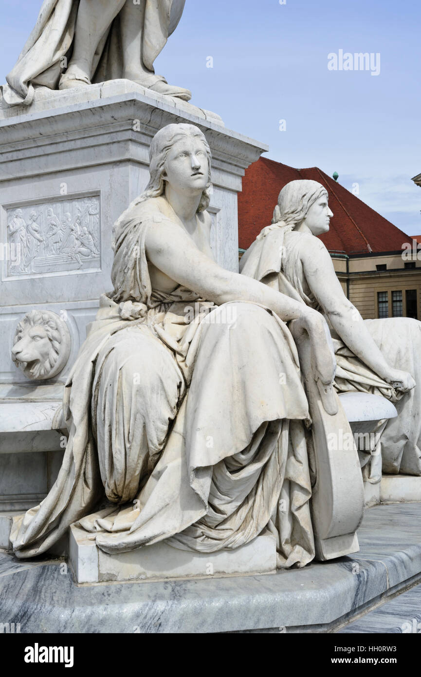 Dos estatuas femeninas como parte de Schiller monumento fuera de la Sala de  Conciertos, Berlín, Alemania Fotografía de stock - Alamy