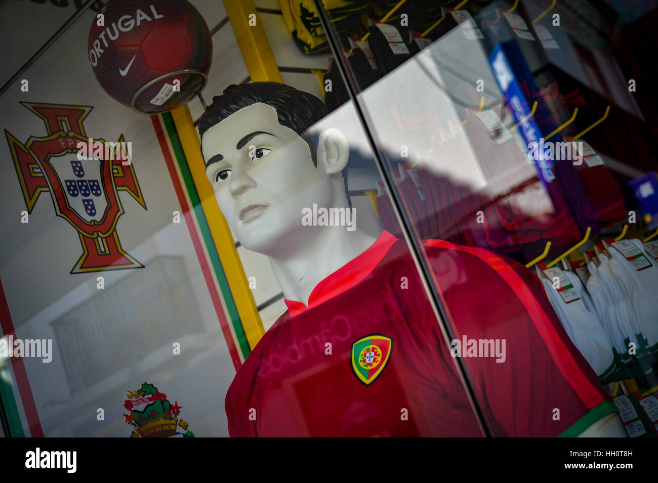Ronaldo maniquí en un escaparate vistiendo los colores del equipo nacional portugués Foto de stock