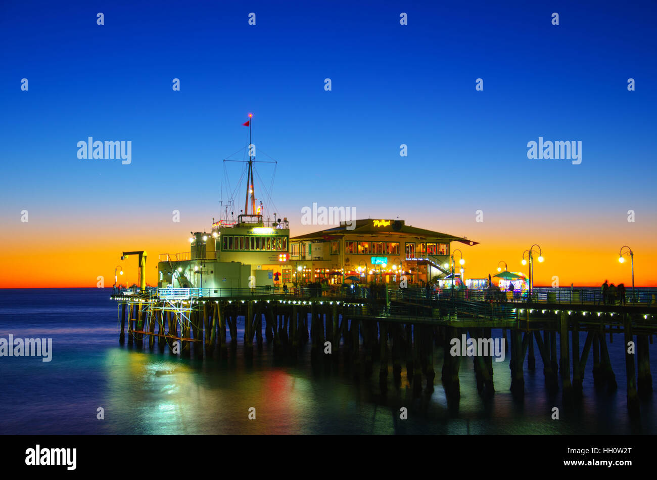 Santa Monica Pier después del sol hacia abajo. Foto de stock