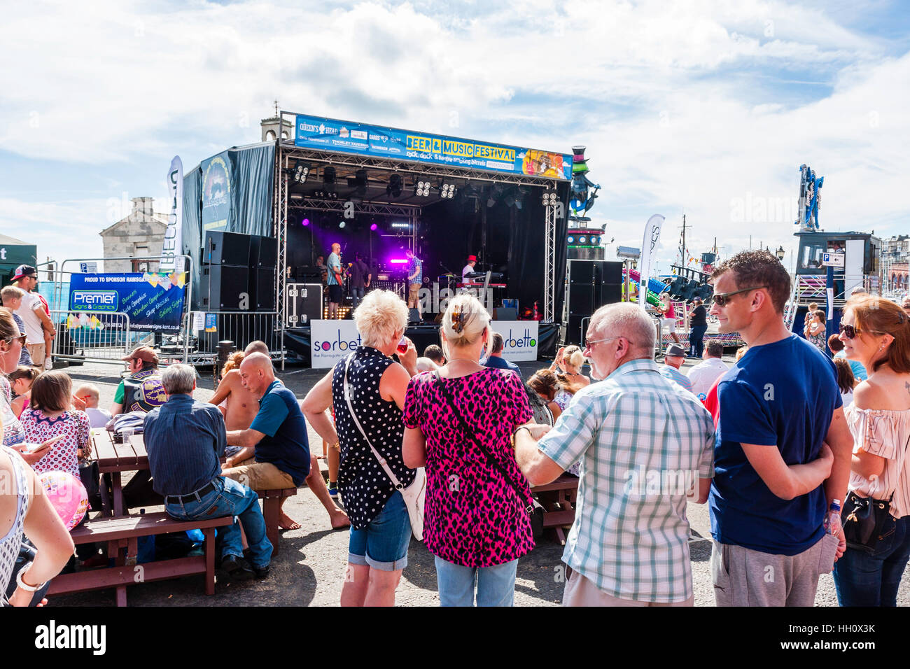 Inglaterra, Ramsgate. Paseo marítimo público viendo Kent, párrafo 1, de la banda tocando en escenario cubierto en la canícula estival. Vista desde detrás del público. Foto de stock