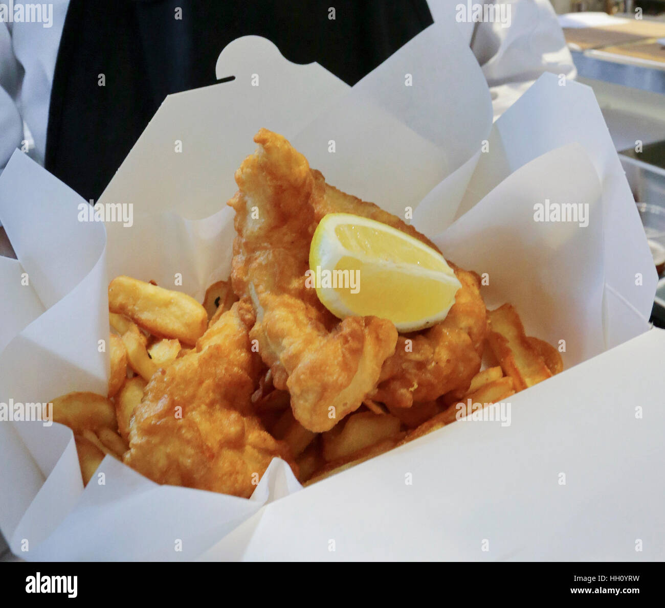 Fish and Chips snack en caja de cartón Foto de stock