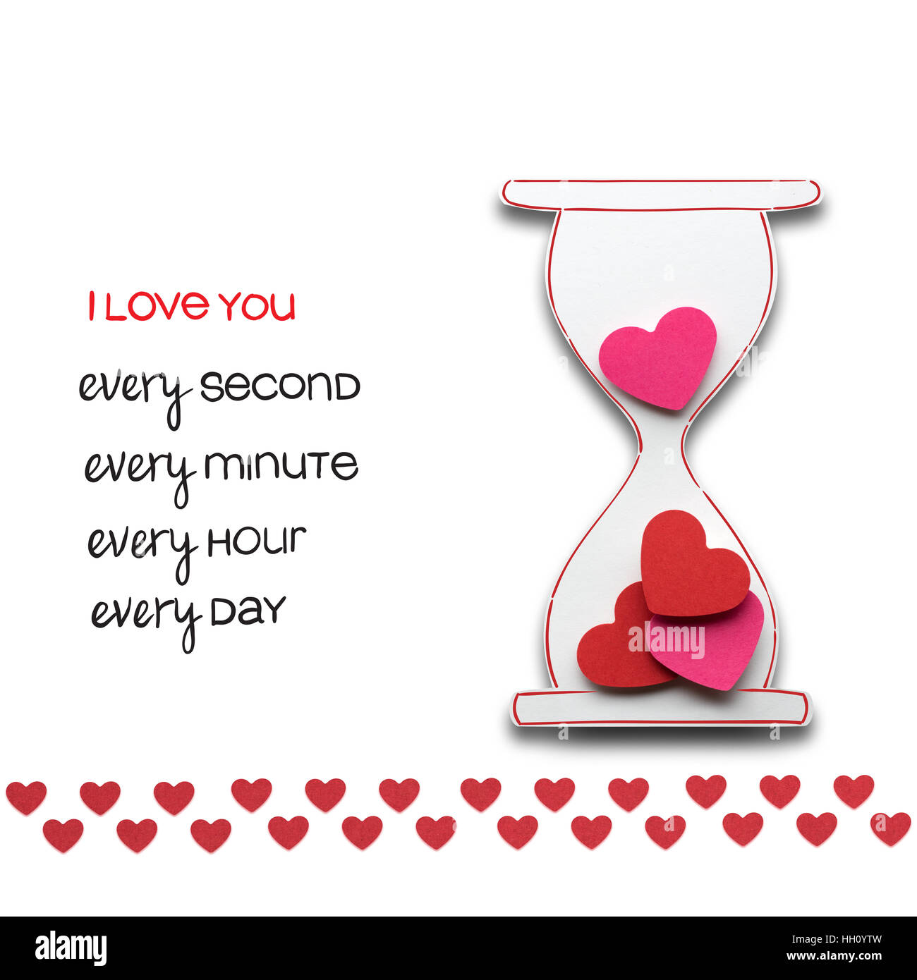 San Valentín creativo concepto foto de un reloj de arena hechas de papel  con corazones sobre fondo blanco Fotografía de stock - Alamy