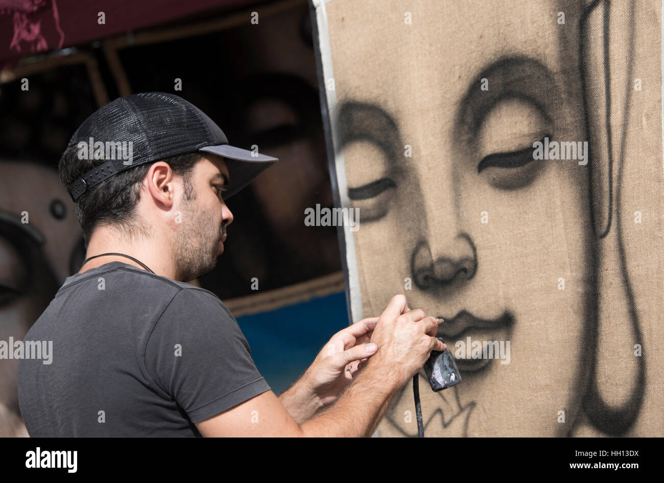 Artista callejero en el trabajo con pintura en aerosol acrílico Foto de stock