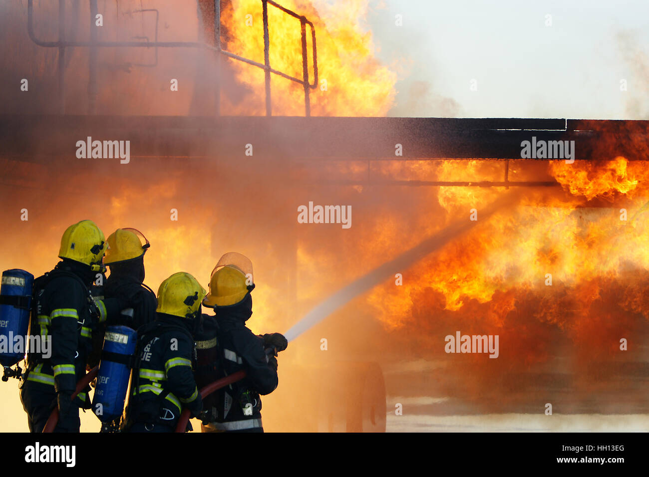 Los bomberos, la explosión de bolas de fuego Foto de stock
