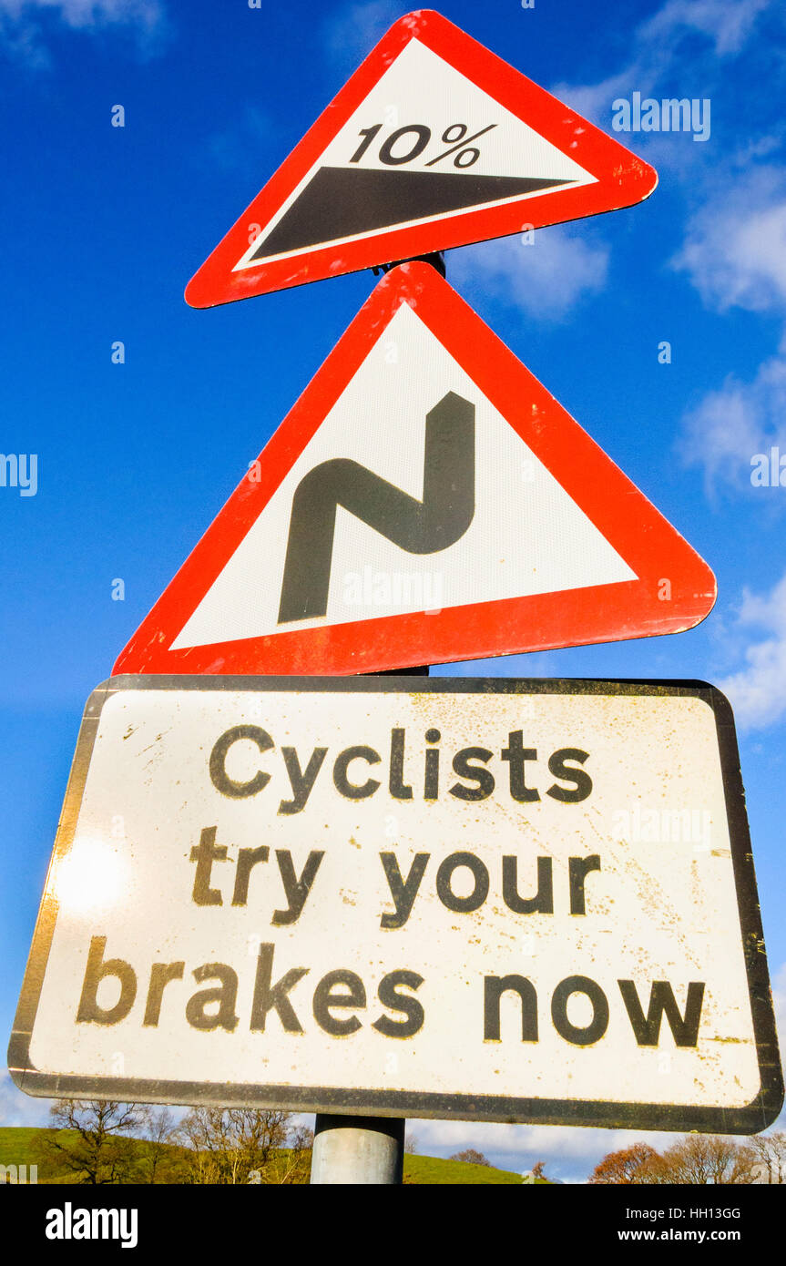 Advertencia a los ciclistas antes de pendiente escarpada de Hawkshead Moor en el distrito de Los Lagos Foto de stock