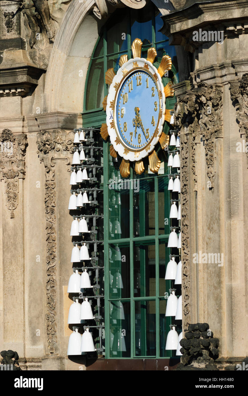 Dresde: Zwinger; Carillon pavilion con campanas de porcelana, Meißener , Sachsen, Sajonia, Alemania Foto de stock