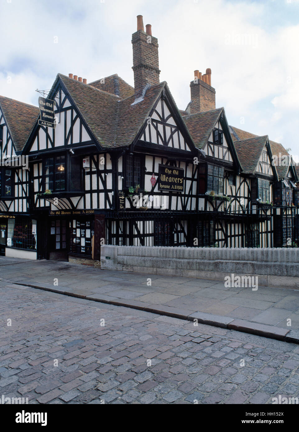 Durante el C16th-17th estos Tudor casas con entramados de madera junto a la Stour en Canterbury, Kent, fueron el hogar de flamenco & Huguenot tejedores. Foto de stock