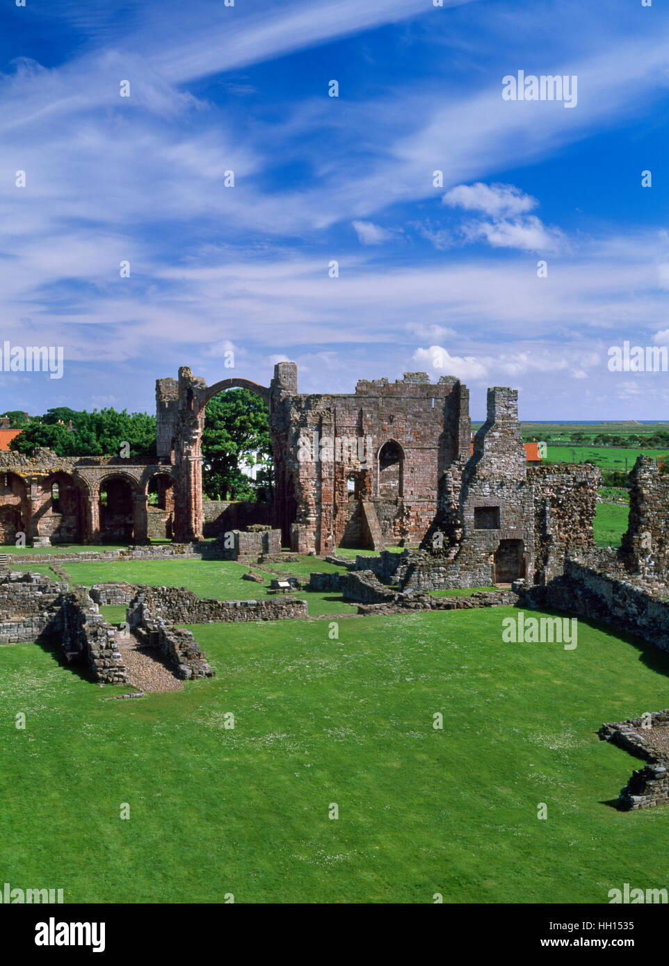 Lindisfarne Priory, Holy Island, Northumberland: ver N a través de la cancha exterior & claustro a iglesia monástica con centro de arco iris. Foto de stock