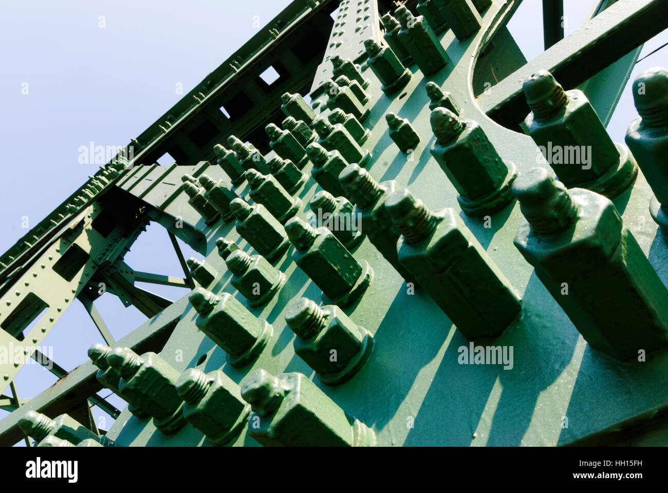Mautern an der Donau: tornillos en el marco del puente de acero del Danubio, Wachau, Niederösterreich, Baja Austria, Austria Foto de stock