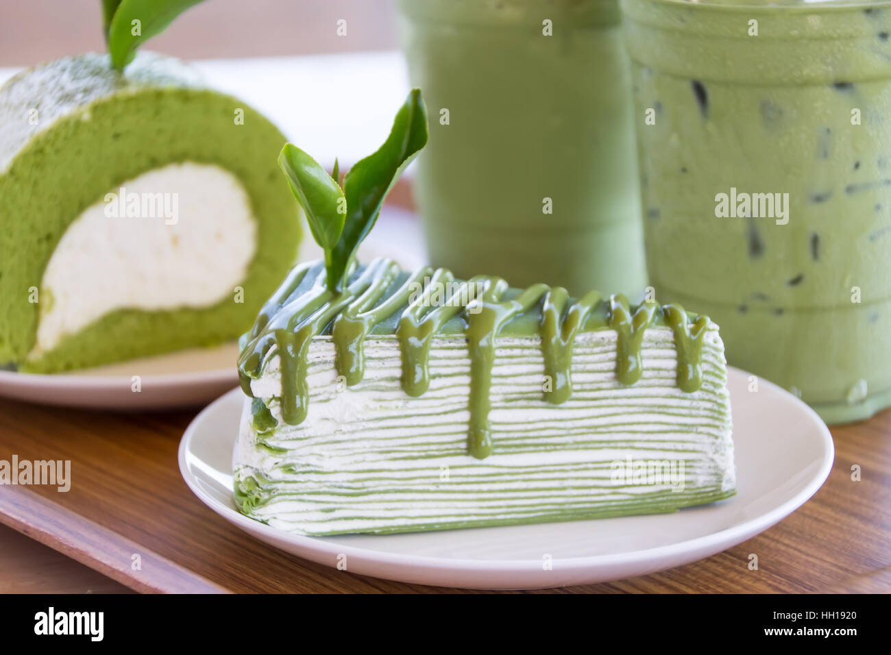 Cerró el té verde pastel y pastel de rollo de papel crepé con té verde matcha Foto de stock