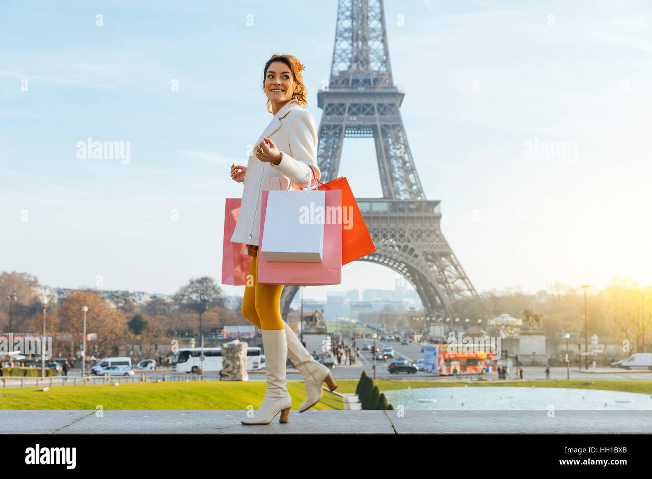 Mujer realizando compras en París Foto de stock