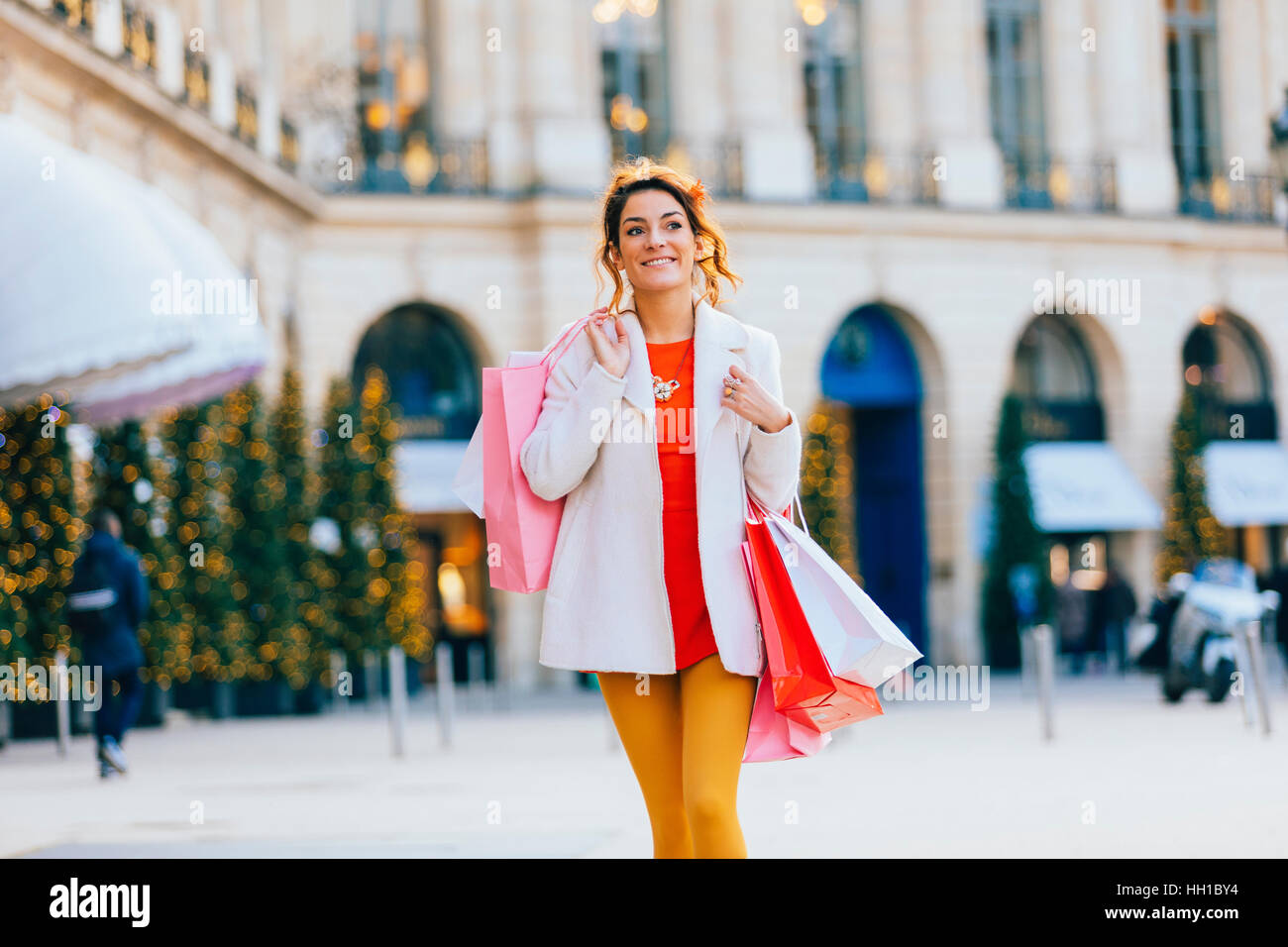 Mujer realizando compras en París, Place Vendome Foto de stock