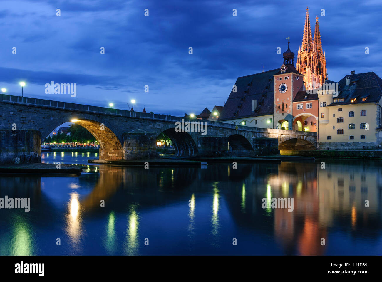 Regensburg: Steinerne Brücke (puente de piedra) sobre el Danubio y la catedral, Oberpfalz, el Alto Palatinado, Bayern, Baviera, Alemania Foto de stock