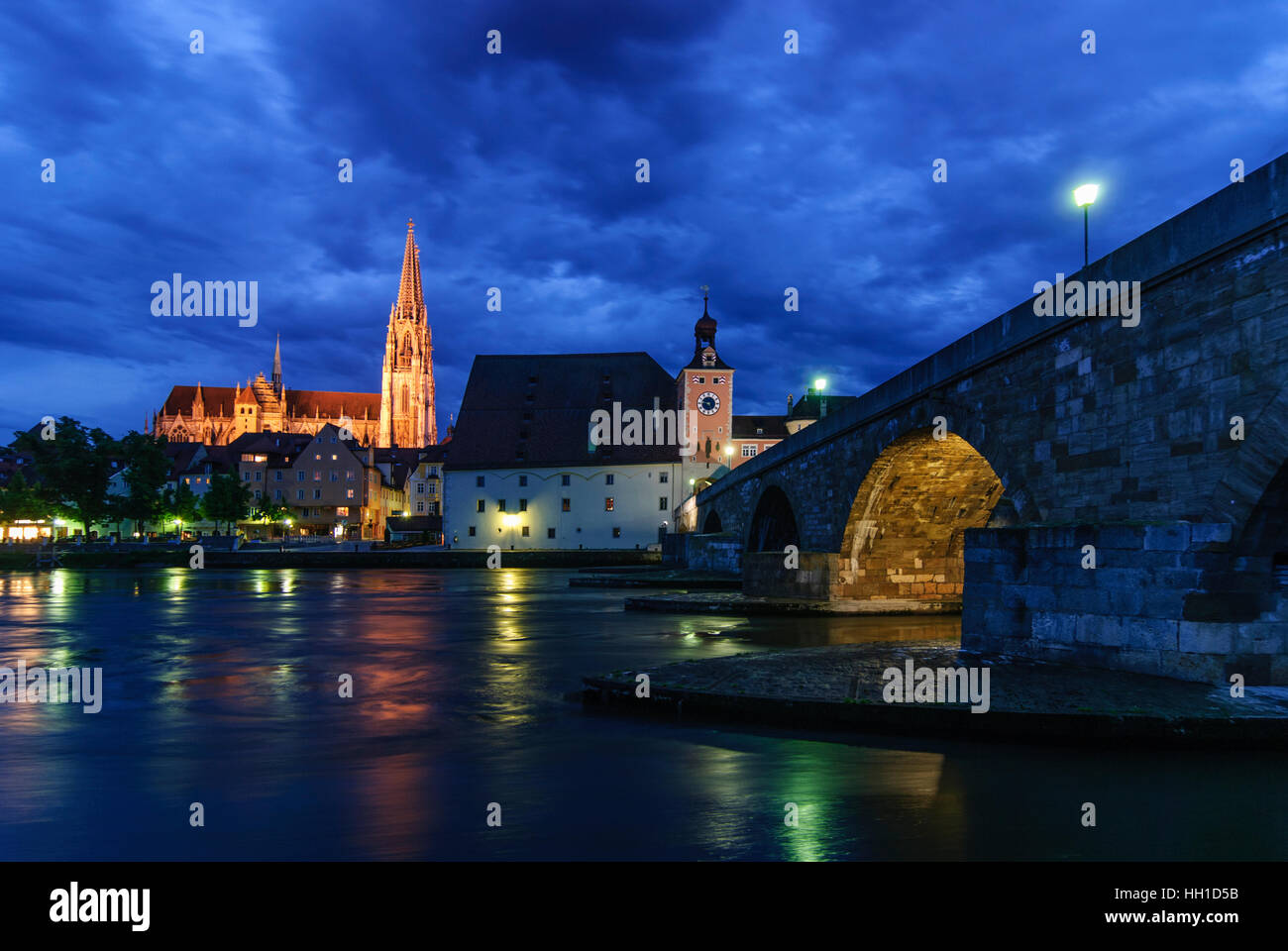 Regensburg: Steinerne Brücke (puente de piedra) sobre el Danubio y la catedral, Oberpfalz, el Alto Palatinado, Bayern, Baviera, Alemania Foto de stock