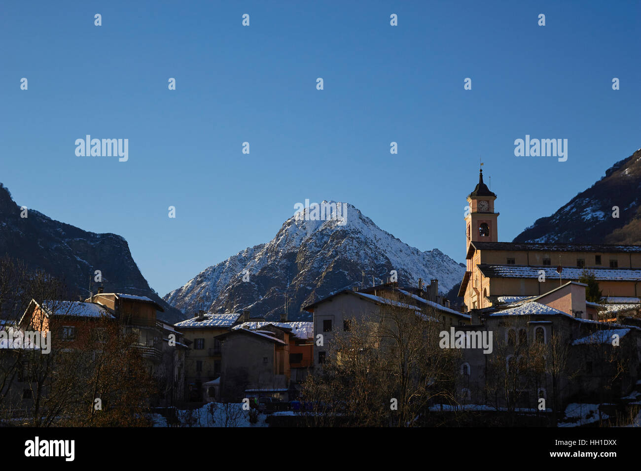 Iglesia de la aldea, Entracque, Cuneo, Alpes Italianos, Piamonte, Italia Foto de stock