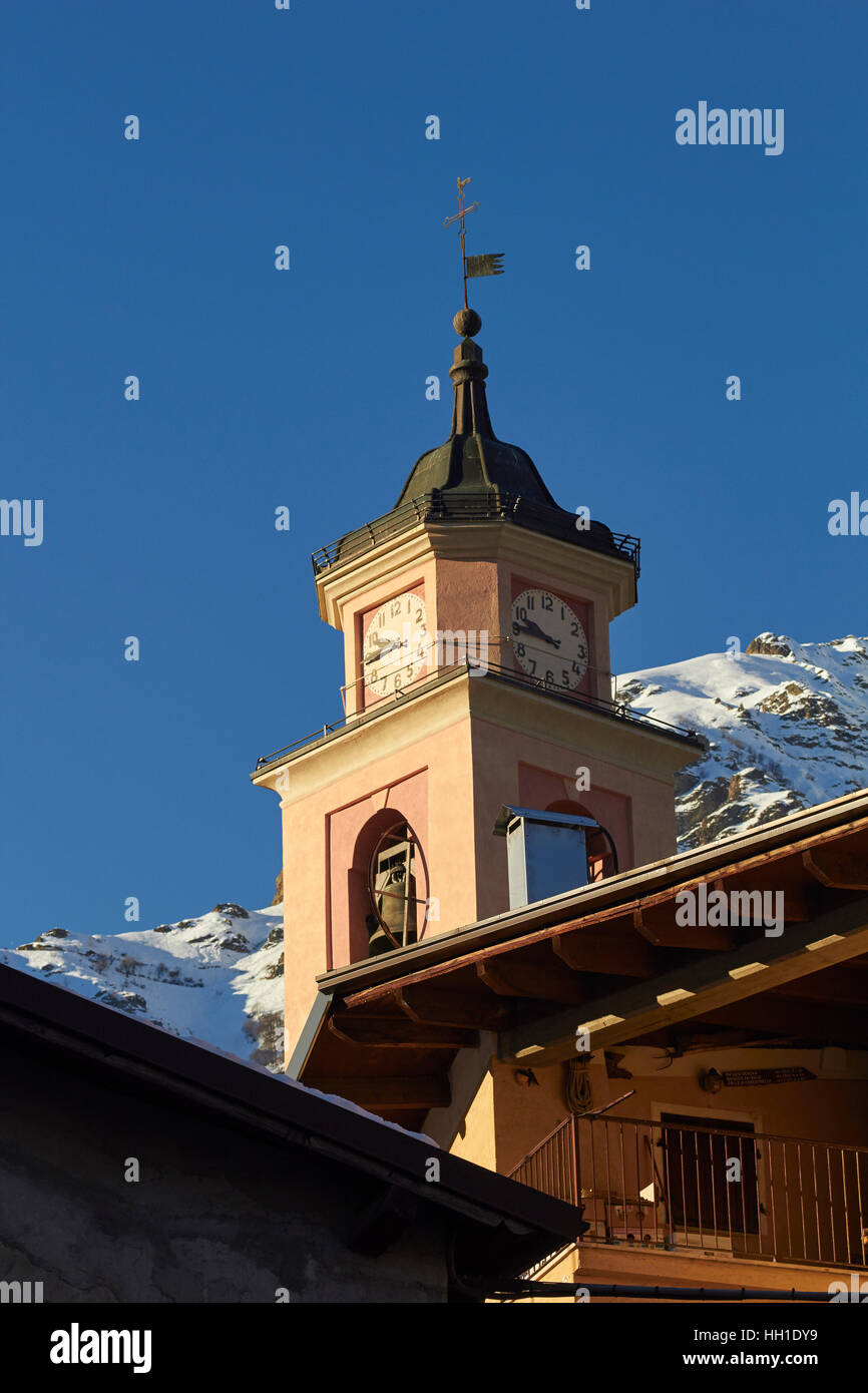 Iglesia de la aldea, Entracque, Cuneo, Alpes Italianos, Piamonte, Italia Foto de stock