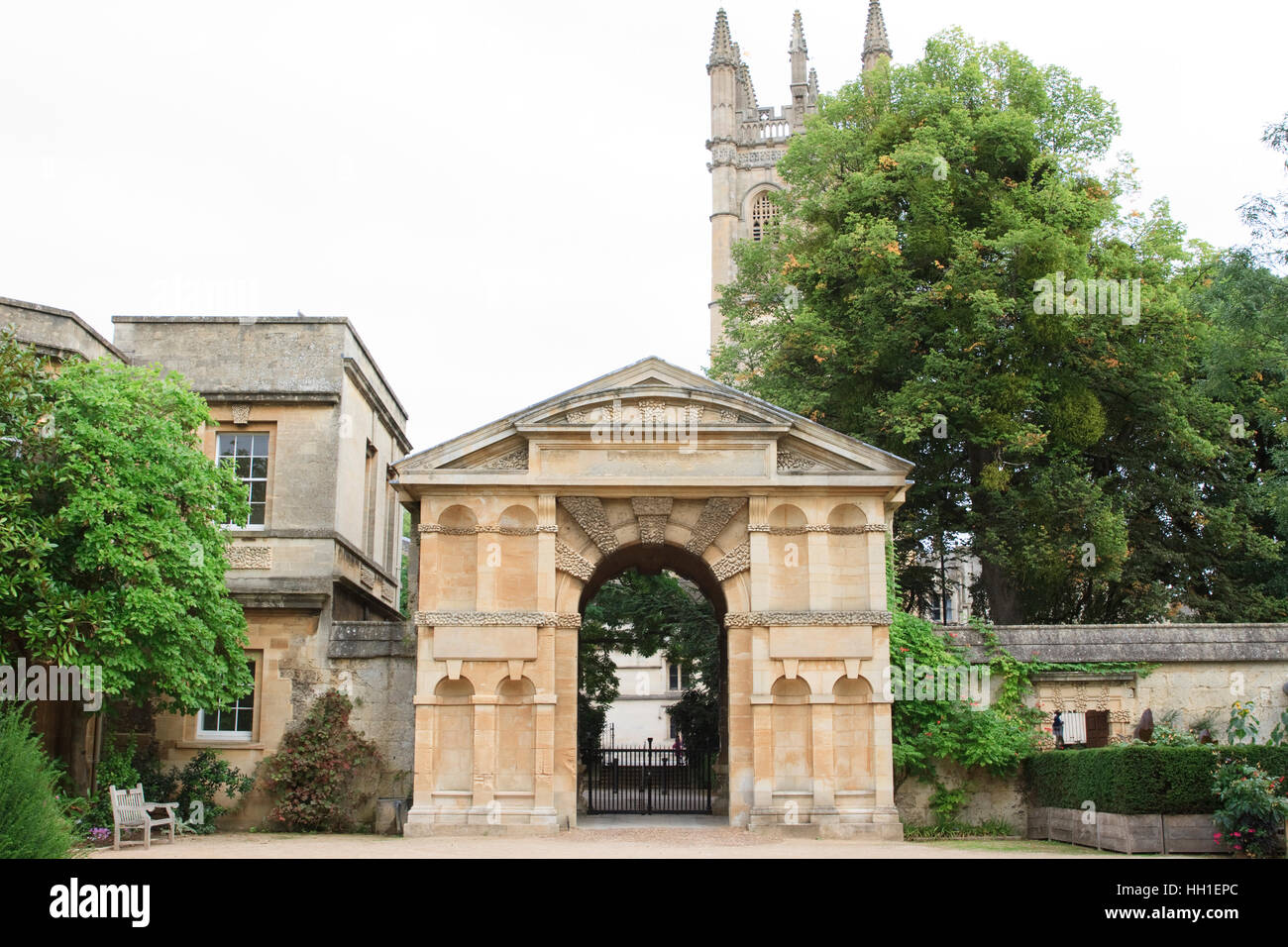 La Danby Gateway (o arco) en la Universidad de Oxford Botanic Garden, con Magdalen Tower en el fondo. Foto de stock