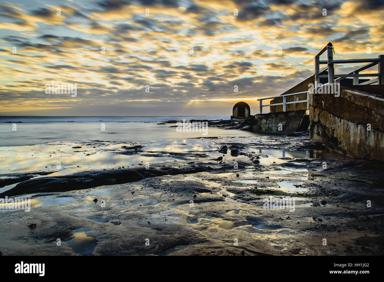 La playa de nobby newcastle al amanecer. Foto de stock