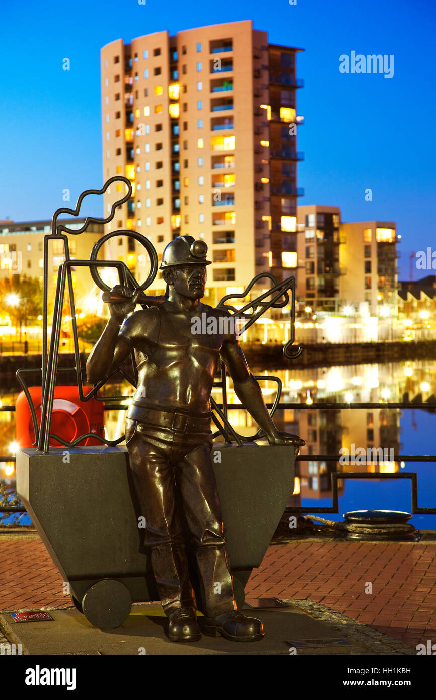 Miner estatua, la Bahía de Cardiff, Gales, Reino Unido Foto de stock