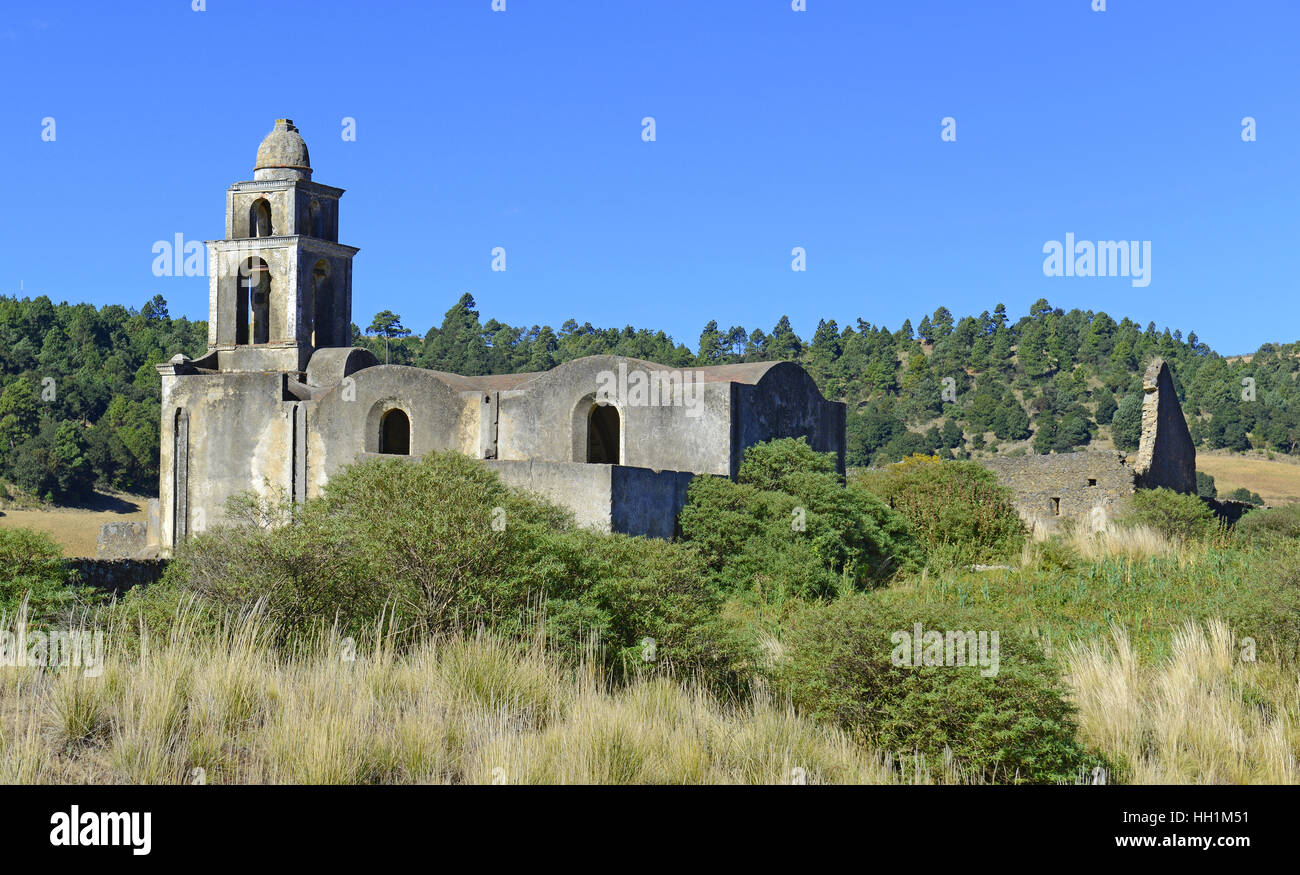 Abandonada vieja iglesia de cemento en México ubicado cerca de volcanes Orizaba y Iztaccihuatl Fotografía de stock - Alamy Abandonada vieja iglesia de cemento en México ubicado cerca de volcanes Orizaba y Iztaccihuatl Fotografía de stock - Alamy