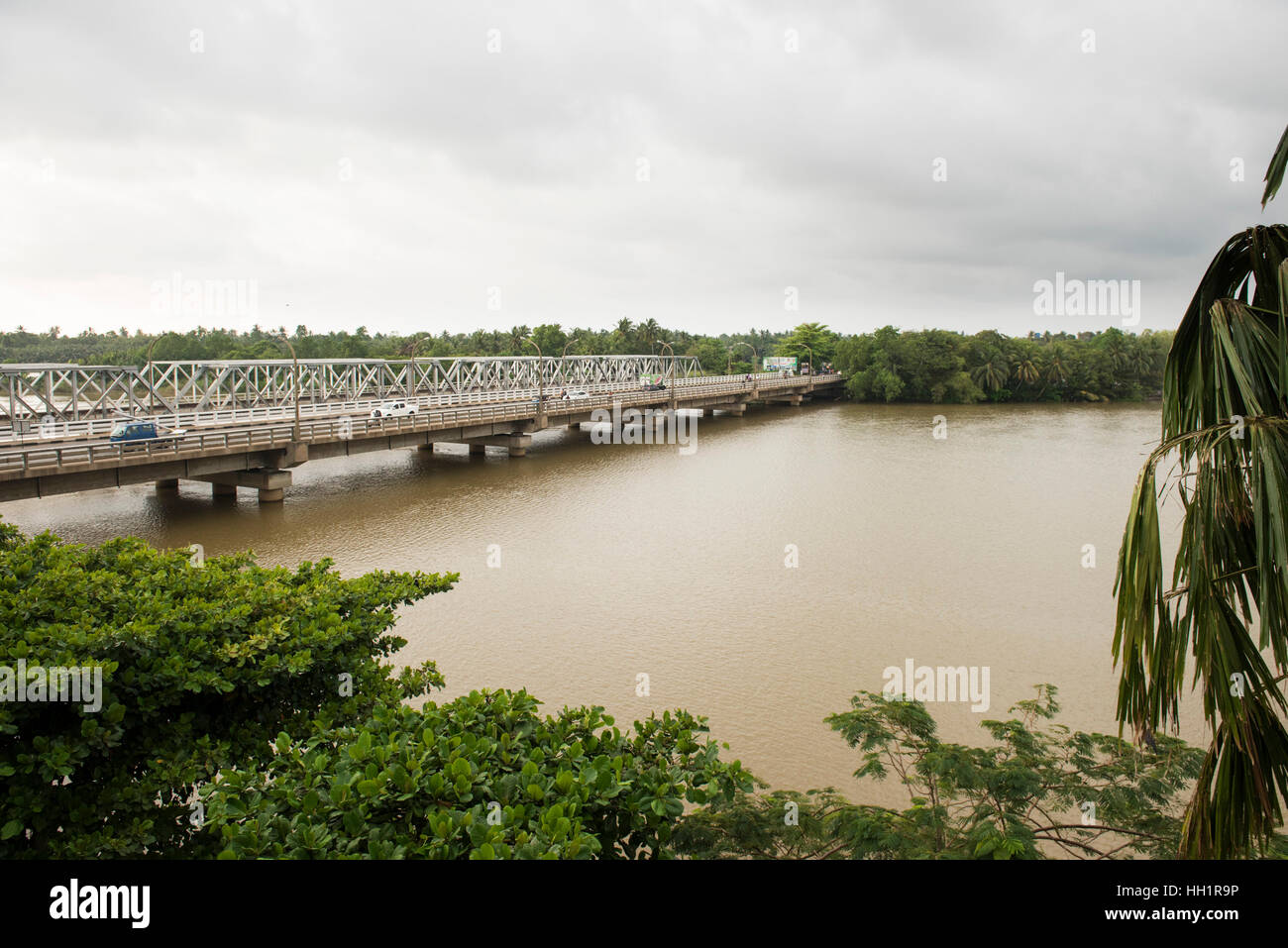 Puente sobre el ganga de Kalu, Kalutara, Sri Lanka Foto de stock